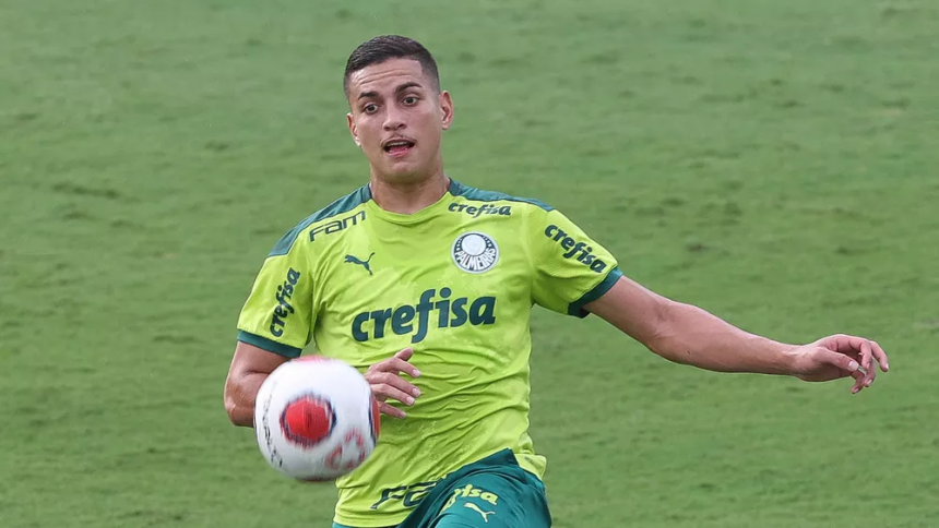 Renan durante treino do Palmeiras na Academia de Futebol