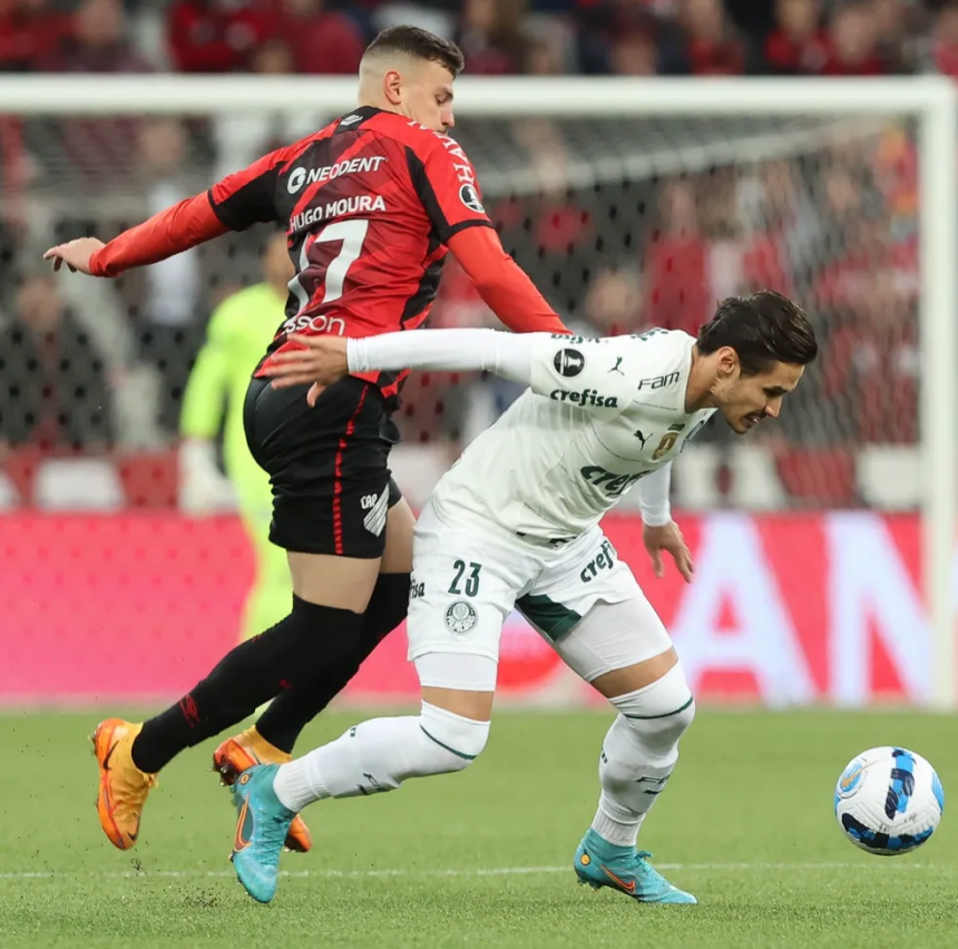 Raphael Veiga em lance com Hugo Moura em jogo do Palmeiras na Libertadores