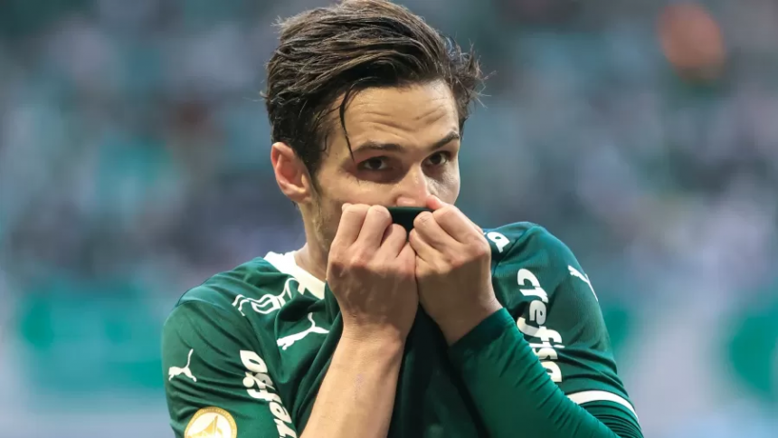 Raphael Veiga marcou para o Palmeiras no duelo contra o Flamengo, válido pelo Campeonato Brasileiro