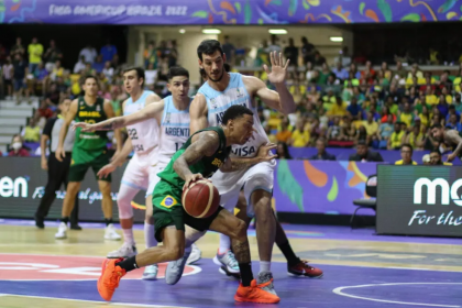 Brasil x Argentina, pela final da Copa América de Basquete — Foto: Marlon Costa/Pernambuco Press