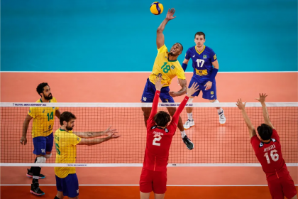 Lucarelli no jogo contra o Catar (Foto: FIVB)