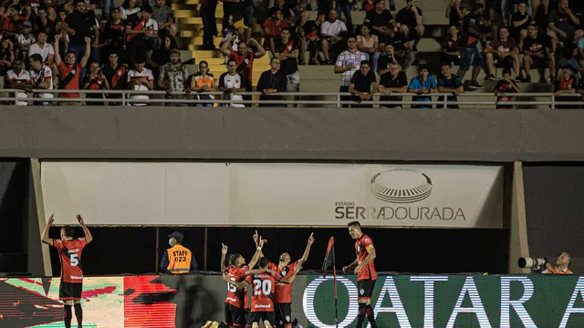 ogadores do Atlético-GO festejam gol contra o São Paulo