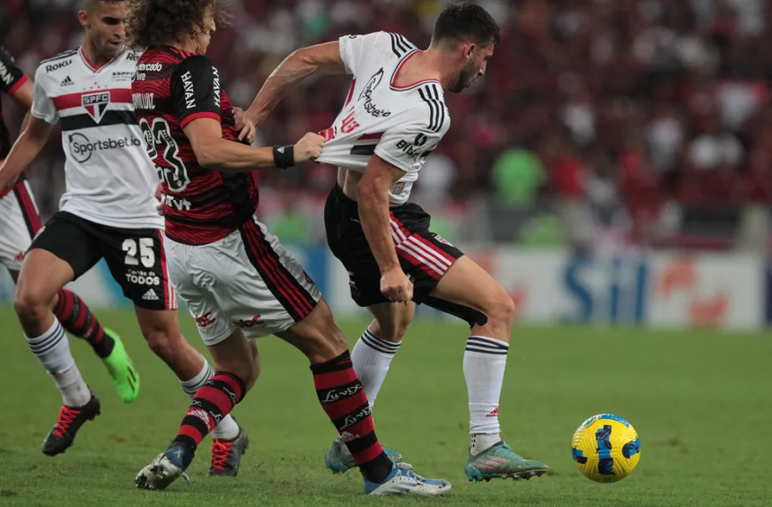 Calleri é puxado por David Luiz em Flamengo x São Paulo