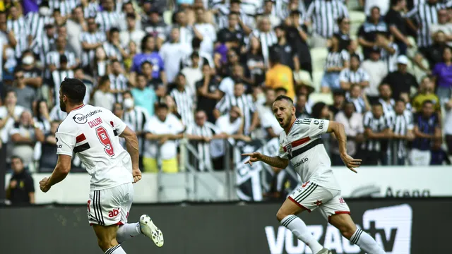 Calleri comemora gol do São Paulo contra o Ceará (Foto: Kely Pereira/AGIF)