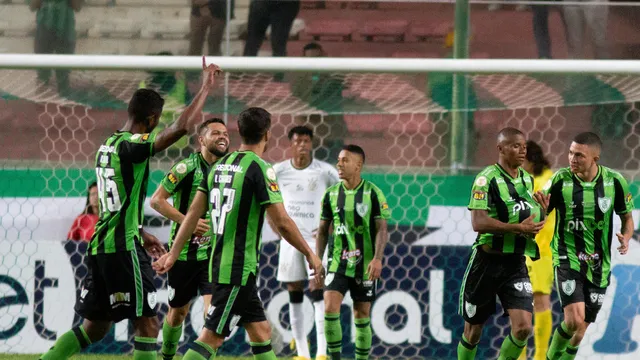 Jogadores do América-MG comemoram gol marcado por Juninho diante do Corinthians (Foto: Fernando Moreno/AGIF)