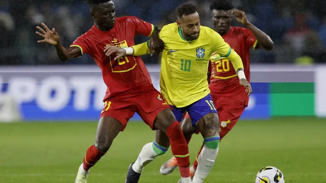 Neymar durante disputa de bola com Mohammed Kudus e Iddrisu Baba em Brasil x Gana (Foto: Reuters/Benoit Tessier)