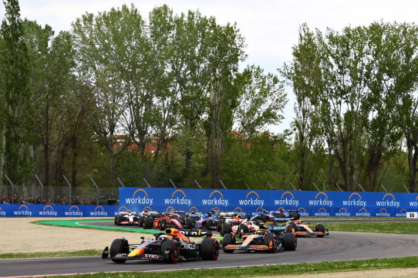 Max Verstappen lidera pelotão na corrida classificatória do GP da Emilia-Romagna da F1 2022 — Foto: Dan Mullan/Getty Images