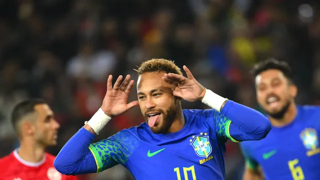 Neymar faz comemoração característica em Brasil x Tunísia (Foto: Anne-Christine POUJOULAT / AFP)