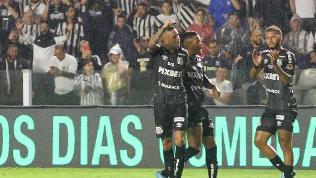 Luan festeja gol pelo Santos contra o Athletico (Foto: Fernanda Luz/AGIF)