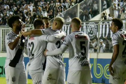 Jogadores da Ponte comemoram o gol de Wallisson