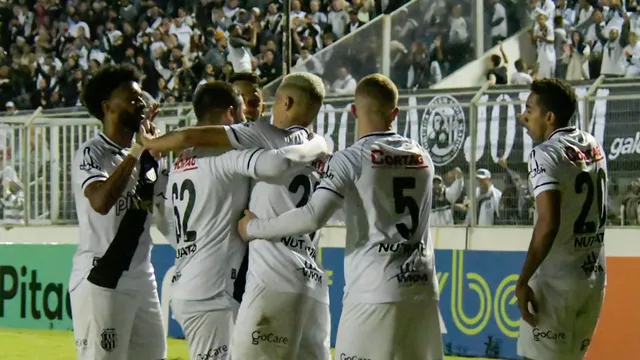 Jogadores da Ponte comemoram o gol de Wallisson