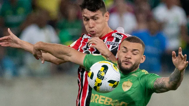 Cuiabá x São Paulo - Ferraresi comete pênalti em André Luis