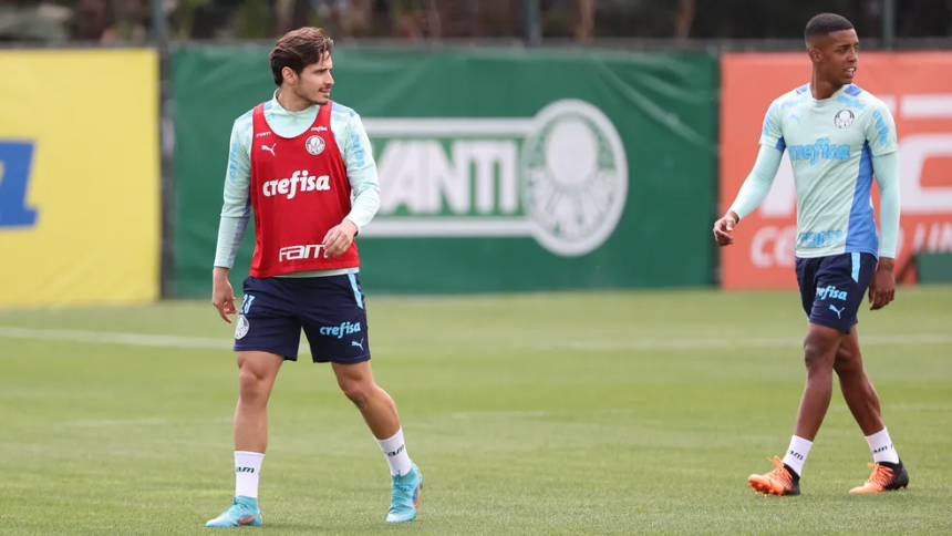 Raphael Veiga em treino do Palmeiras na Academia de Futebol