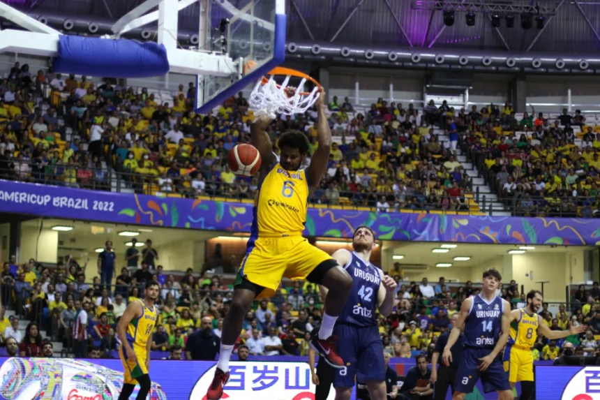 Cristiano Felício enterra durante Brasil x Uruguai, pela Copa América de Basquete