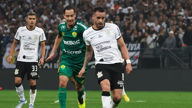 Fausto observa disputa de Rodriguinho com Renato Augusto em Corinthians x Cuiabá (Foto: Marcello Zambrana/AGIF)