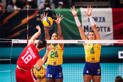 Buskoovic ataca contra o bloqueio brasileiro — Foto: Divulgação FIVB