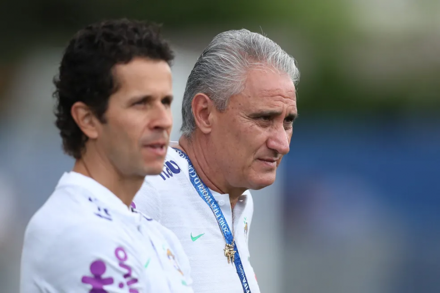 Médico Rodrigo Lasmar e o técnico Tite, da Seleção — Foto: Lucas Figueiredo / CBF