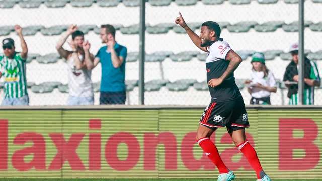 Reinaldo festeja gol do São Paulo contra o Juventude (Foto: Luiz Erbes/AGIF)