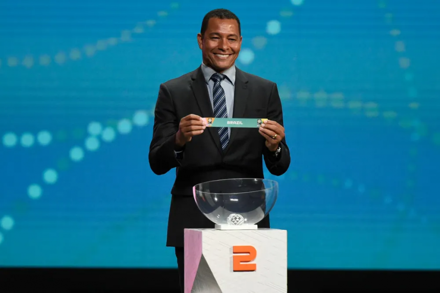 Gilberto Silva participou do sorteio da Copa do Mundo feminina de 2023 — Foto: Getty Images