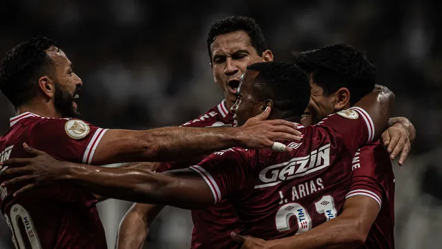 Jogadores do Fluminense comemram gol de Cano (Foto: MARCELO GONÇALVES / FLUMINENSE FC)