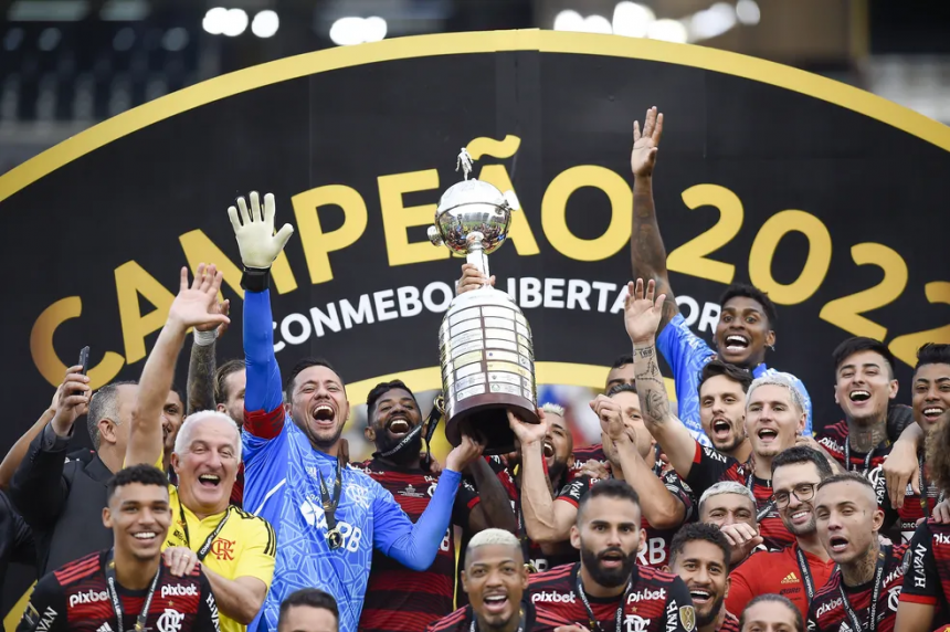 Diego Alves com a taça da Libertadores — Foto: Marcelo Cortes / Flamengo