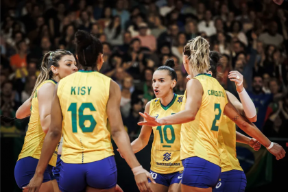 Brasil festeja ponto contra Japão — Foto: Divulgação/FIVB