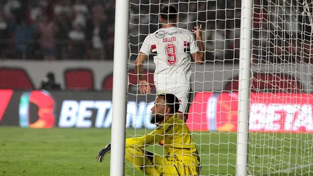 Calleri comemora gol do São Paulo contra o América-MG (Foto: Rubens Chiri/saopaulofc.net)