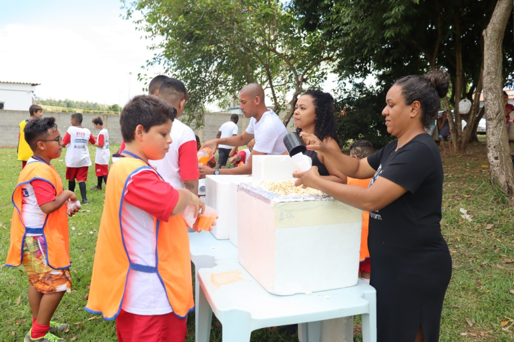 Cerca de 80 crianças participam da confraternização anual de encerramento das aulas de Futebol da SEJEL