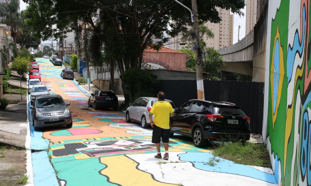 Moradores de São Paulo decoraram rua para a Copa do Mundo - Foto: Agência Brasil