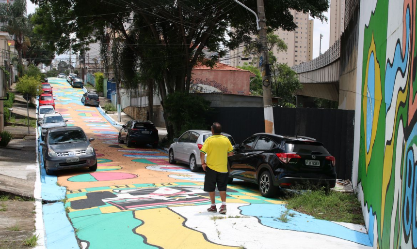 Moradores de São Paulo decoraram rua para a Copa do Mundo - Foto: Agência Brasil