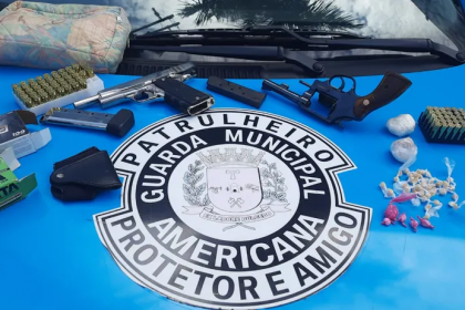 Armas e porções de drogas apreendidas na casa do homem preso por estupro em Americana (SP) — Foto: Guarda Municipal