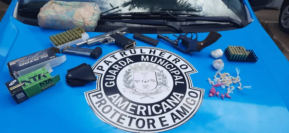 Armas e porções de drogas apreendidas na casa do homem preso por estupro em Americana (SP) — Foto: Guarda Municipal