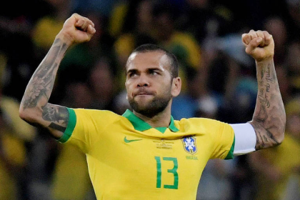 Daniel Alves será o capitão do Brasil x Camarões na Copa do Mundo - Foto: Washington Alves/Reuters