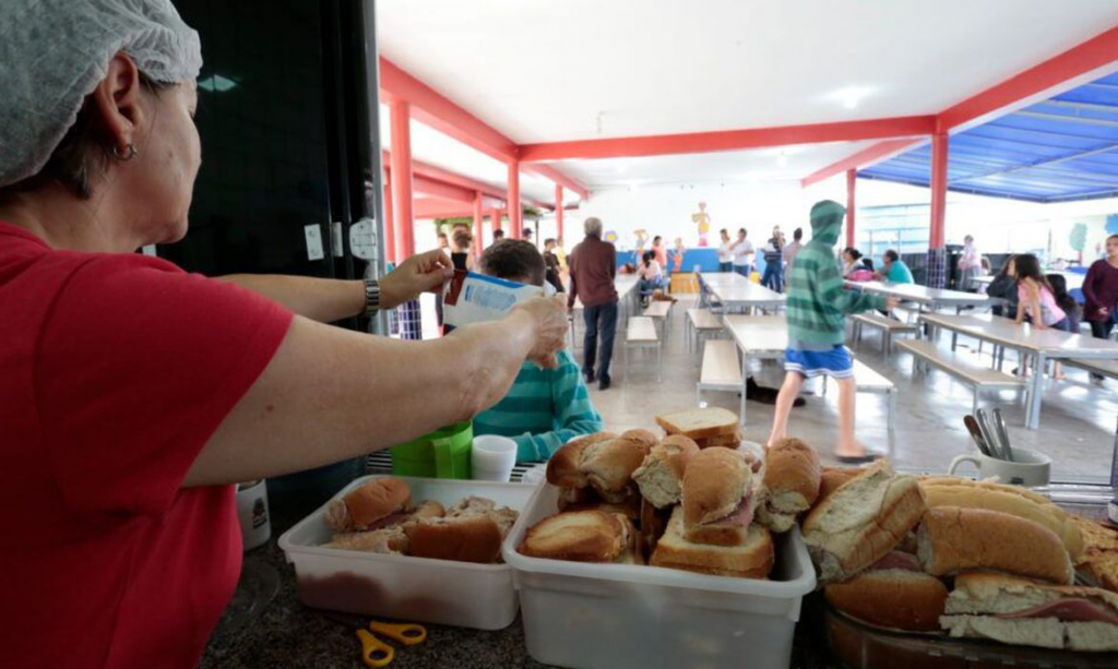 Chuvas obrigam mais de 8,6 mil a deixarem suas casas em todo o país