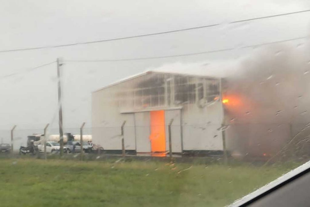 Segundo o Corpo de Bombeiros, imóvel no bairro Caraça começou a pegar fogo por volta das 16h52 desta segunda (28).