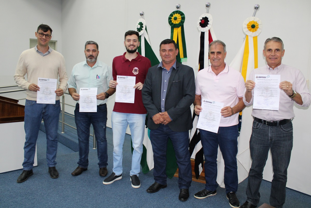 Presidente Du Tambú homenageia empresas que colaboraram na campanha “Entrega Solidária” - Foto: Divulgação/Câmara Municipal de Capivari