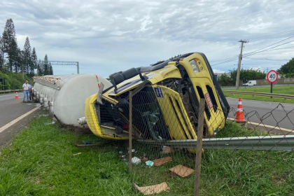 Tombamento de caminhão deixa motorista ferido em Piracicaba — Foto: Edijan Del Santo/ EPTV