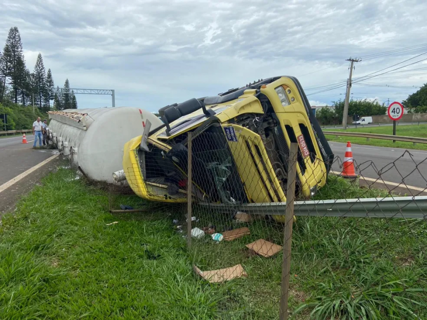 Tombamento de caminhão deixa motorista ferido em Piracicaba — Foto: Edijan Del Santo/ EPTV