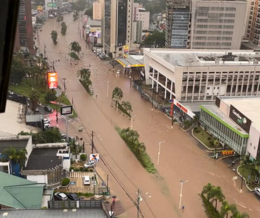 Chuva alaga ruas pelo segundo dia seguido em Campinas e carros são arrastados — Foto: Rafaela Cristina