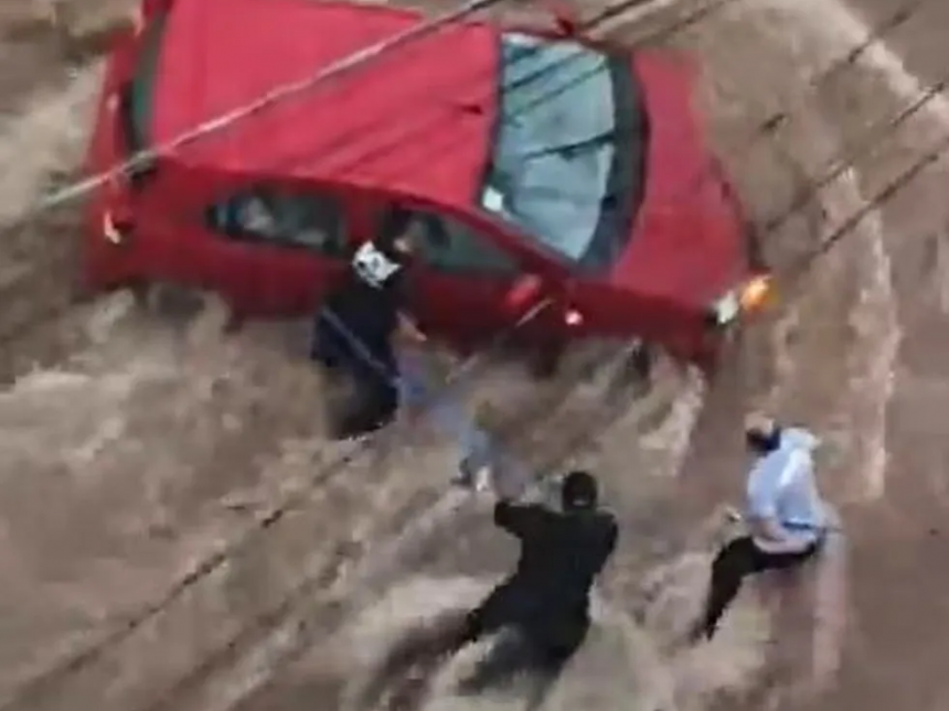 Trio resgata mulheres de carro preso durante enchente em Campinas — Foto: Reprodução/EPTV