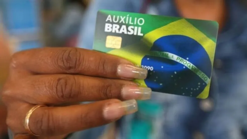 Auxílio Brasil: uma em cada seis famílias beneficiárias solicitou empréstimo consignado — Foto: Divulgação/BBC