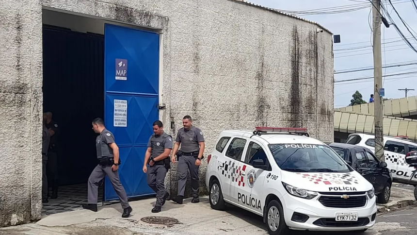 Policiais militares em empresa de segurança alvo de furto em Campinas — Foto: Júnia Vasconcelos/EPTV