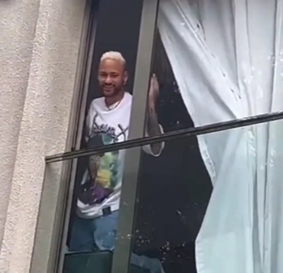 Neymar acena para fãs em sua casa em São Paulo — Foto: Reprodução/Twitter