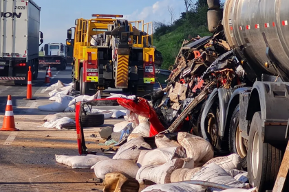 Batida entre carretas deixa um morto na Rodovia Adalberto Panzan, em Campinas — Foto: André Cavalcante/EPTV