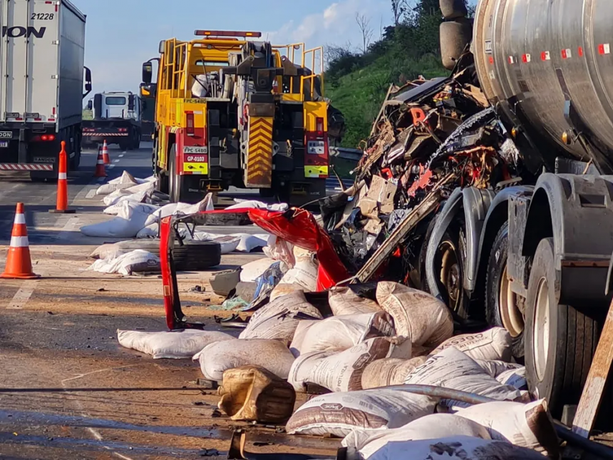 Batida entre carretas deixa um morto na Rodovia Adalberto Panzan, em Campinas — Foto: André Cavalcante/EPTV