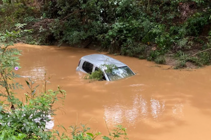 Corpo de Bombeiros encontra carro abandonado dentro de córrego em Piracicaba — Foto: Edijan Del Santo/EPTV