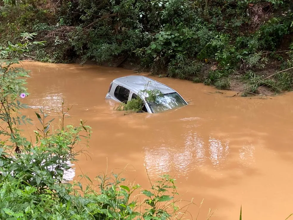 Corpo de Bombeiros encontra carro abandonado dentro de córrego em Piracicaba — Foto: Edijan Del Santo/EPTV