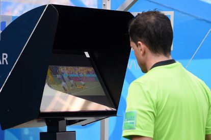 Entenda como o VAR funciona para evitar injustiças no futebol