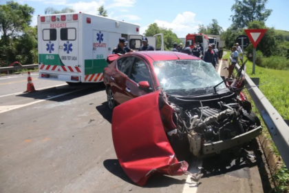 Idoso fica preso em ferragens após acidente entre carro e caminhão em rodovia de Itapira — Foto: Reprodução/EPTV