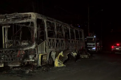 Ônibus incendiado no Novo Horizonte, em Piracicaba — Foto: Reprodução/EPTV